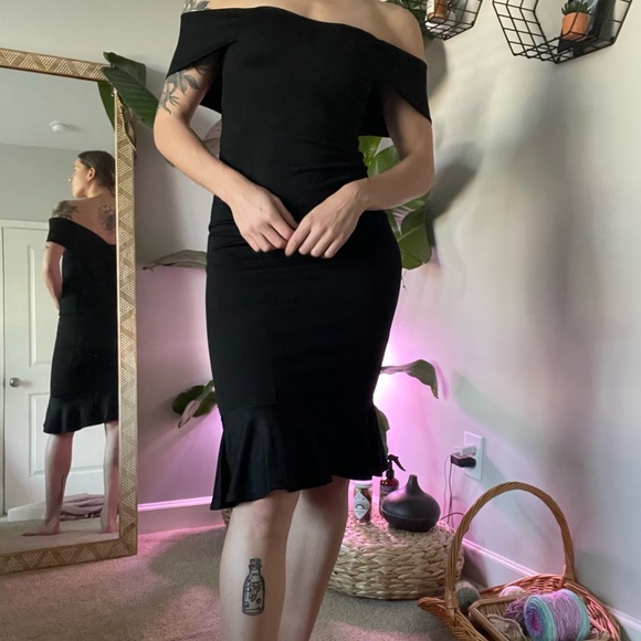 Pretty Little Thing off the shoulder dress, fitted to the knee with flare hem - Picture 5 of 6